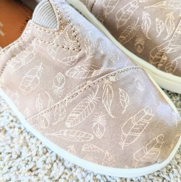 NWOT Brown Feather Girls Youth Tom's Slip Ons - Picture 7 of 9